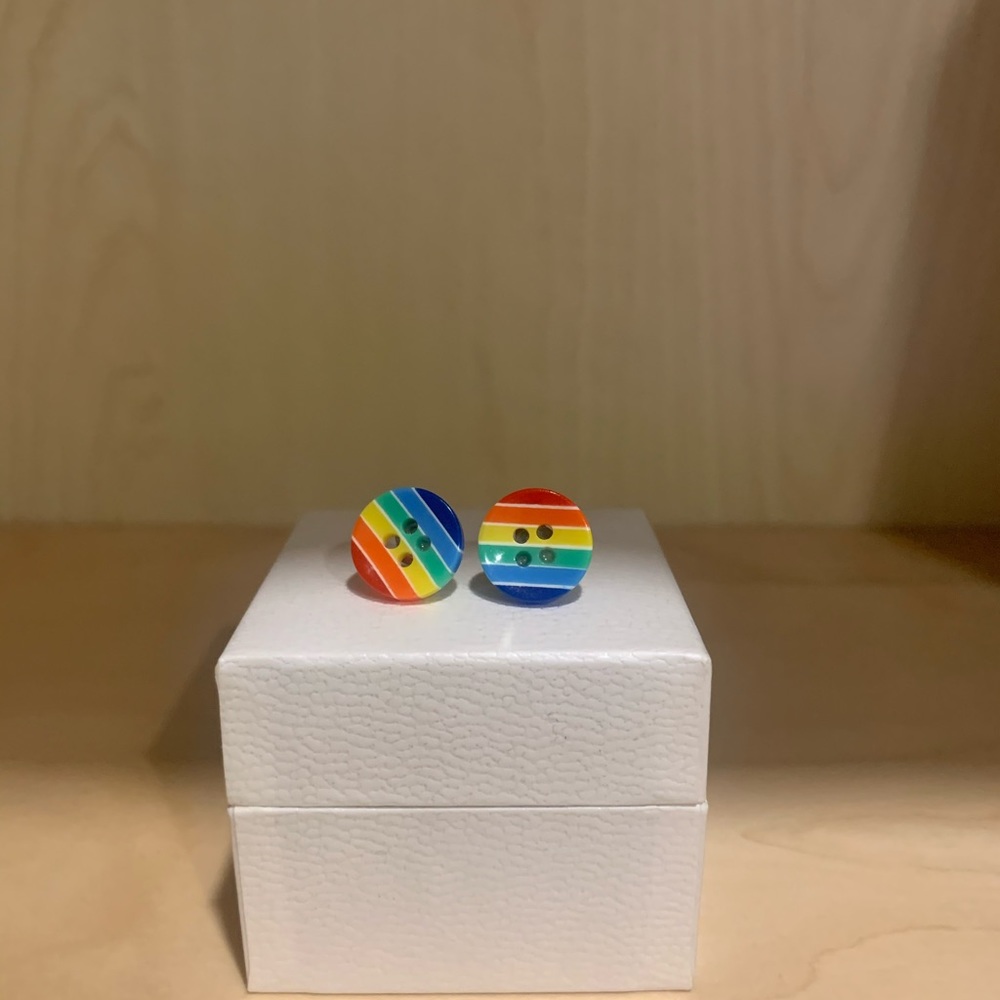 Button ear studs - Picture 2 of 3